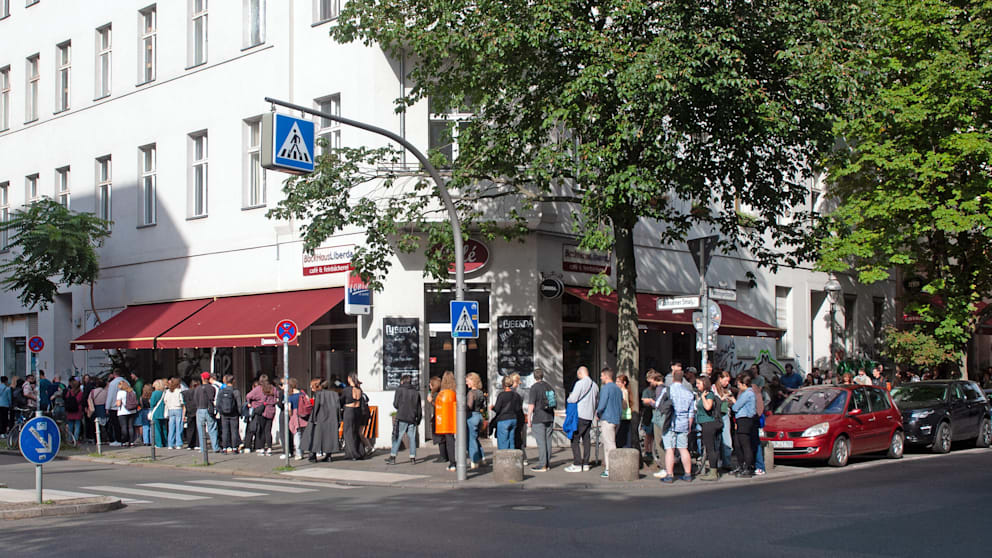 Schlange bei einer Wohnungsbesichtigung in Berlin: Wohnraum ist in großen Teilen der EU knapp und überteuert