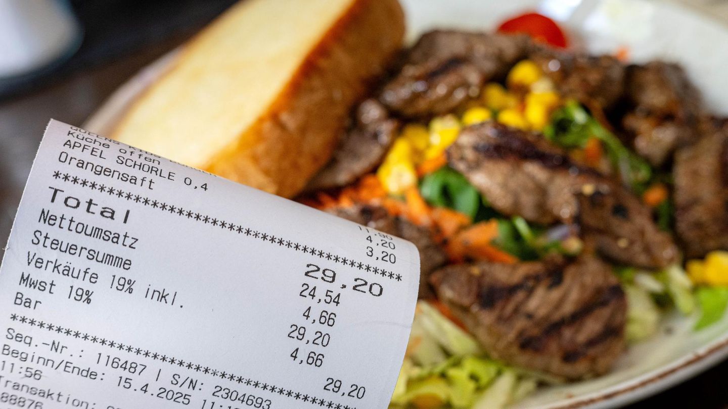 Preise in der Gastronomie, Symbolbild mit Bon vor vollem Teller