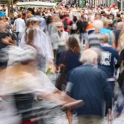 Zahlreiche Passanten gehen durch eine Straße in der Leipziger Innenstadt