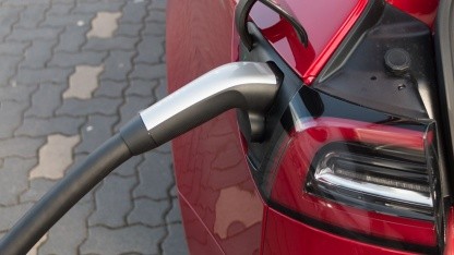 Tesla Model 3 beim Laden: Drei-Phasen-Design für den weltweiten Einsatz