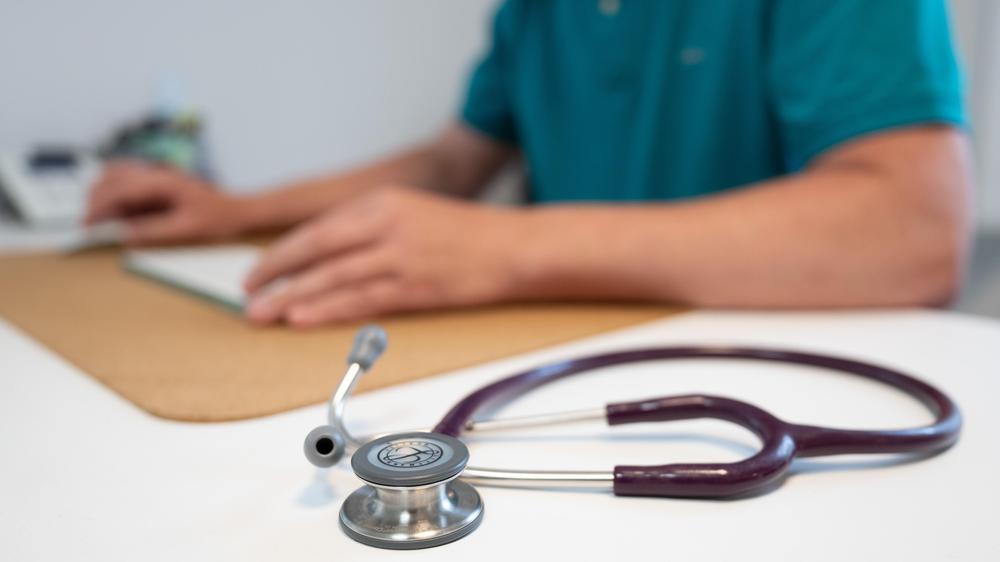 A fee at the doctor: Patients could pay a socially compatible contact fee