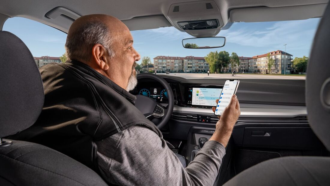 Company car driver using smartphone for digital trip recording