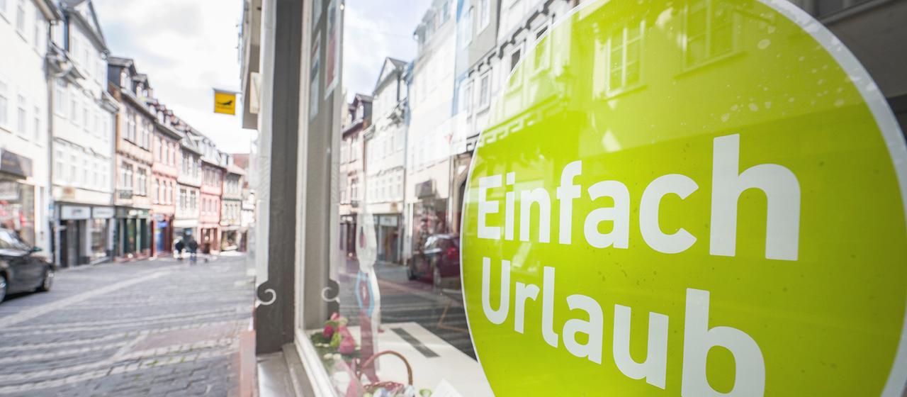 Auf einem Aufkleber an der Scheibe eines Reisebros steht "Einfach Urlaub"