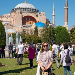 Touristen vor der Hagia Sophia in Istanbul
