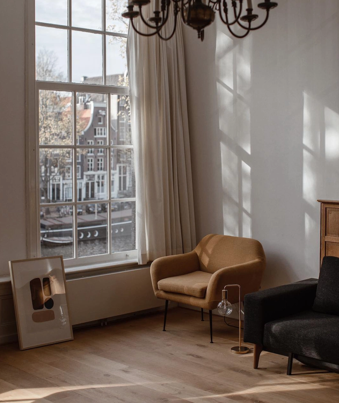 The Emotional Trap of Social Comparison in Homeownership