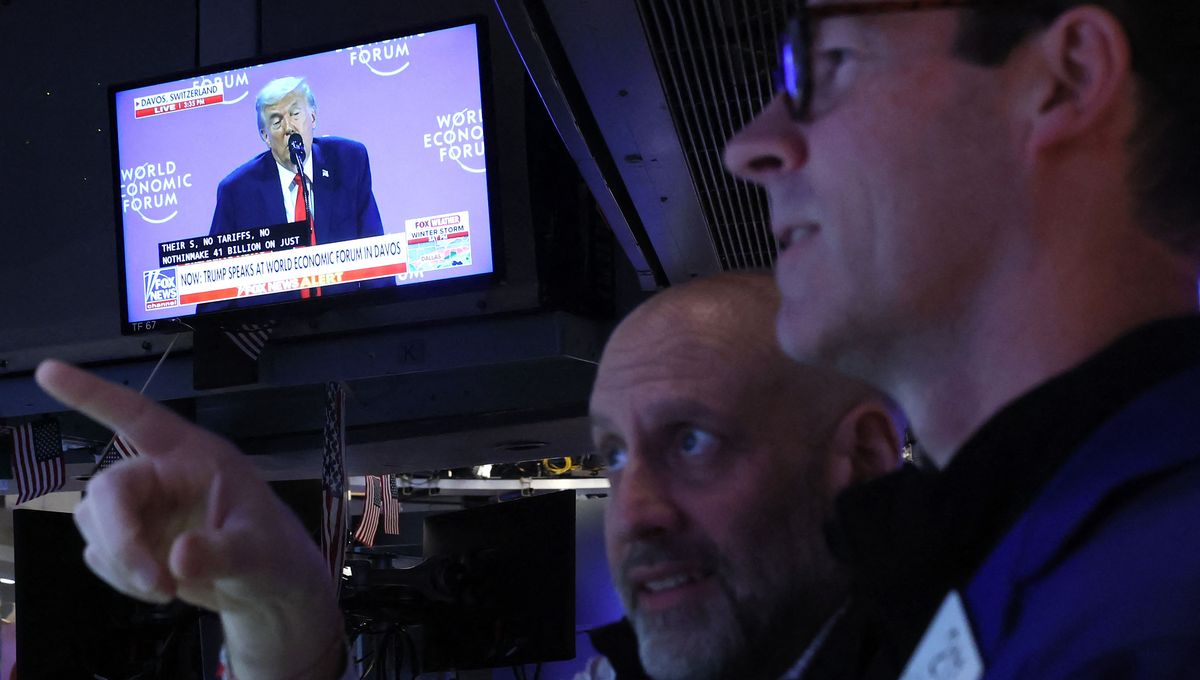 Dans la salle des marchés de la Bourse de New York, au matin du 21 janvier 2026. Les actions ont augmenté à l'ouverture après avoir connu leur pire séance depuis octobre, conséquence des nouvelles menaces douanières de Donald Trump. ©AFP - Michael M. Santiago/Getty Images/AFP