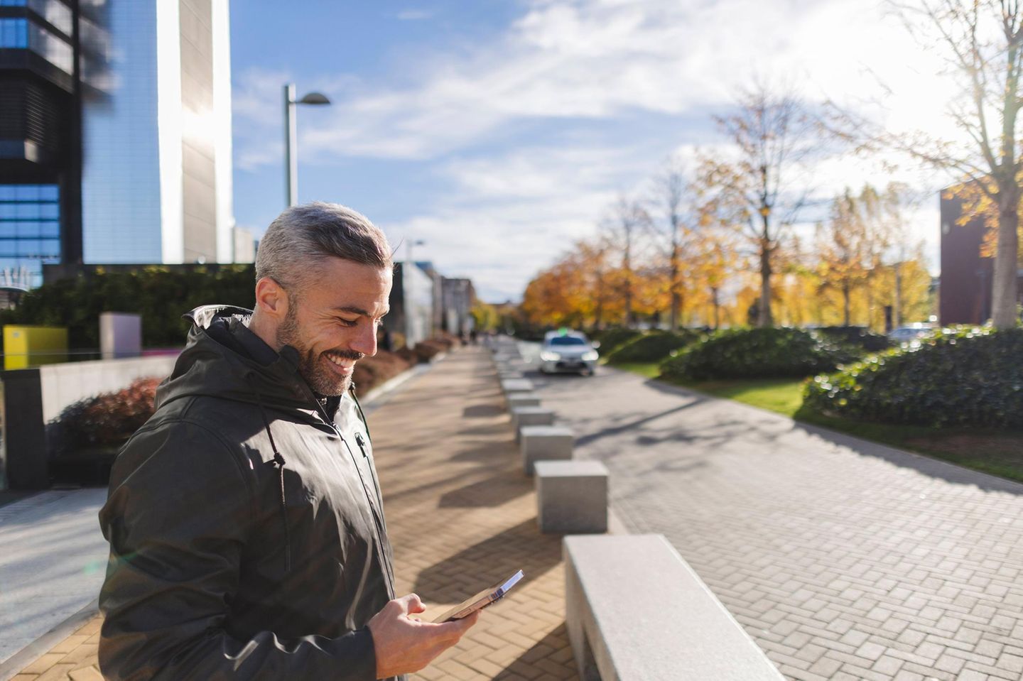 ETF: Mann schaut auf ein Handy