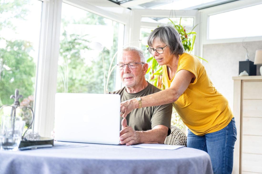 Ein älteres Paar vor einem Laptop