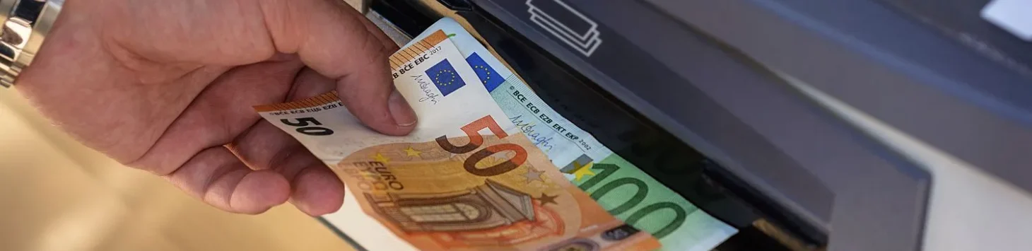 Commerzbank Geld abheben: Bargeldbezug in Deutschland und im Ausland + Commerzbank Geldautomaten