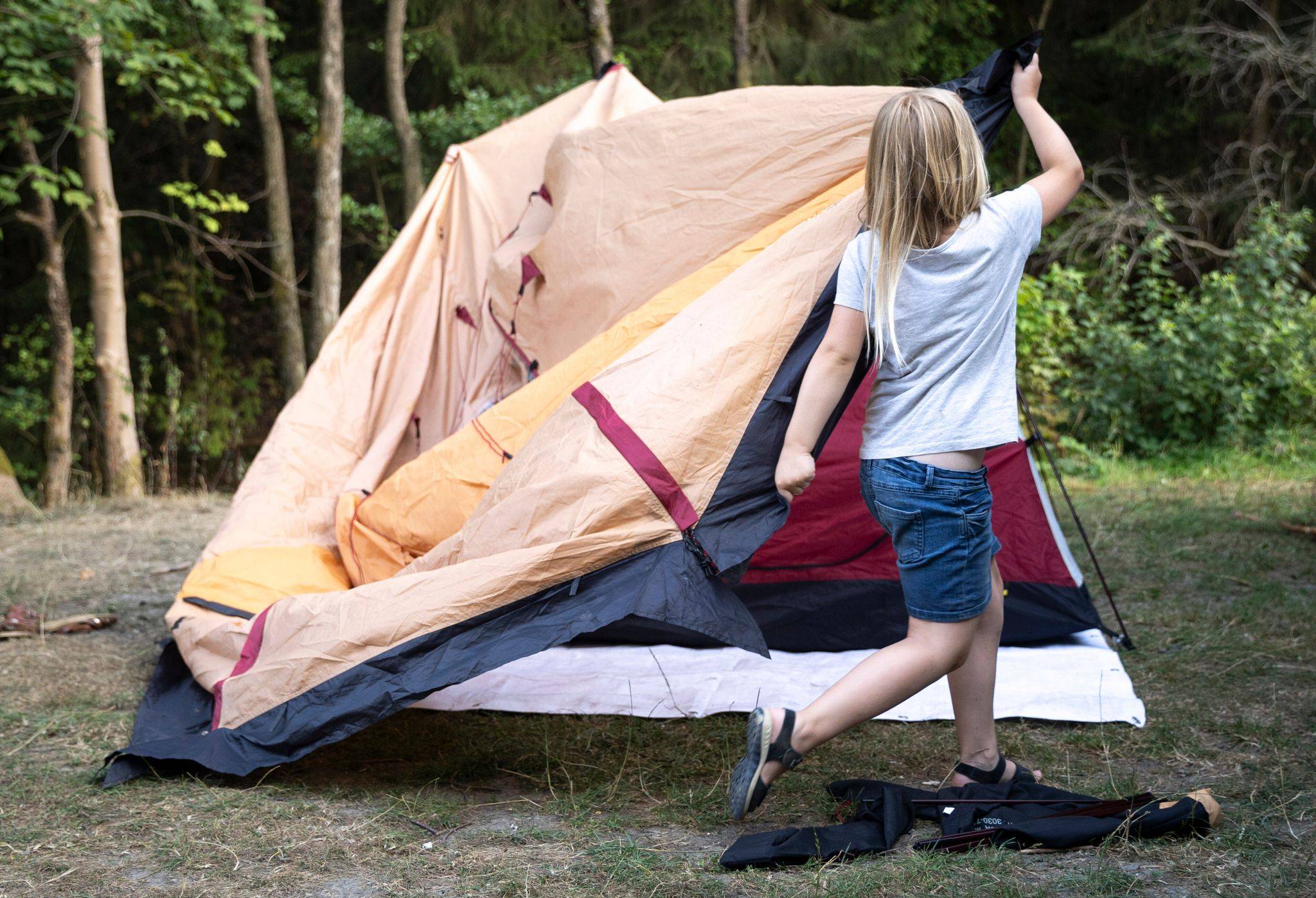 Camping ist immer ein kleines Abenteuer - da packen Kinder gern mit an
