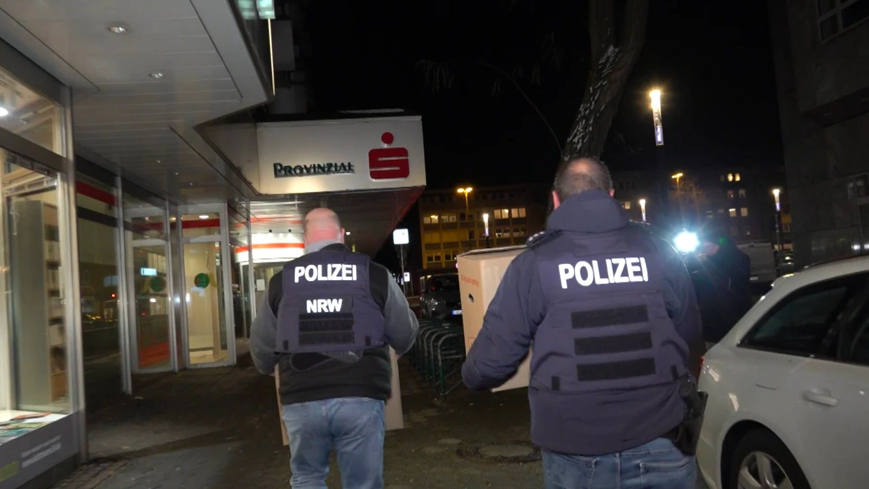 Die Polizei durchsuchte am Dienstag die Sparkasse in Gelsenkirchen