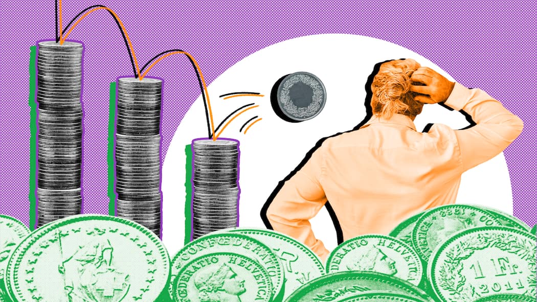 A woman next to three stacks of money. The Säule 3a is an important financial supplement.