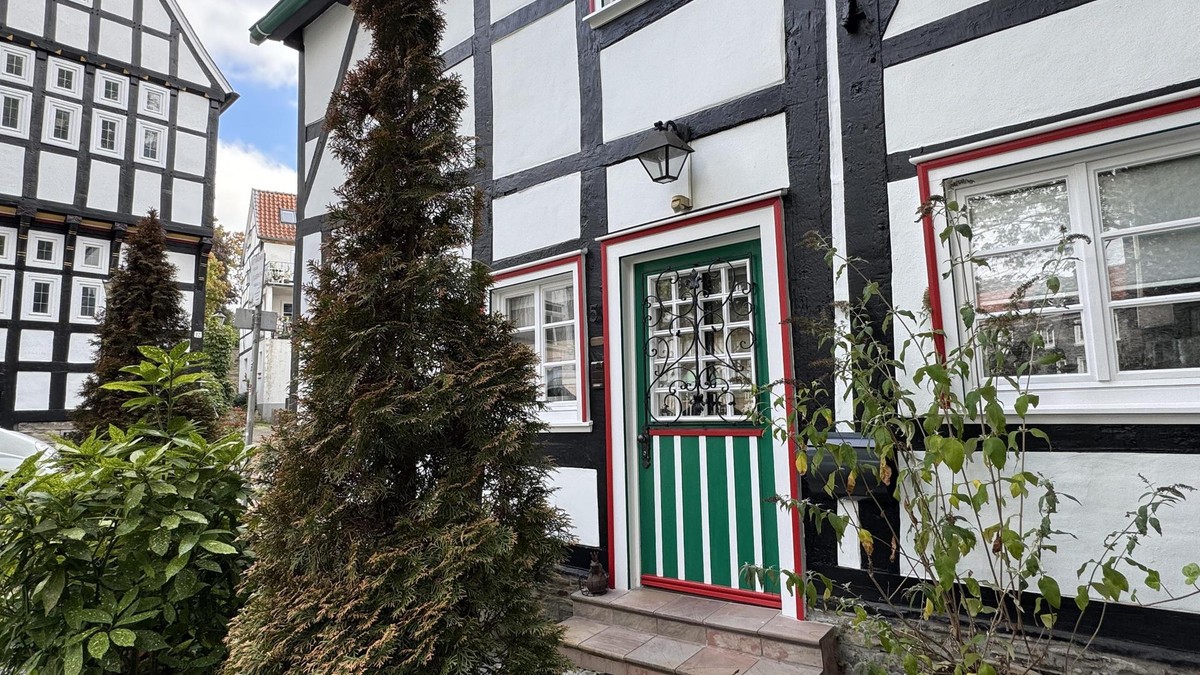 Die Eingangstür des zu verkaufenden Hauses mit der für Hattingens Altstadt typischen Bemalung. Die rote Farbe steht für Wohlstand.
