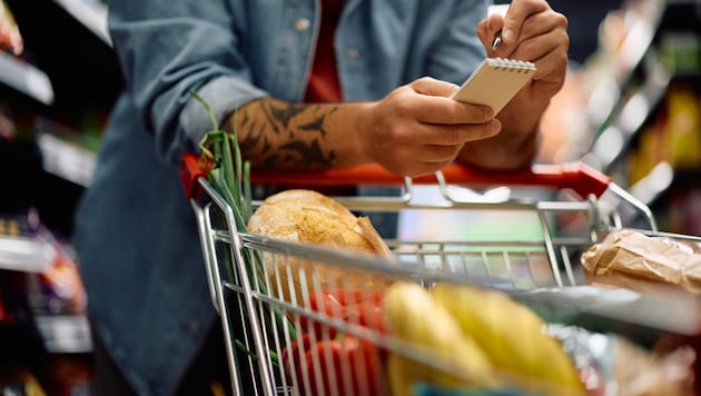 14% of Austrians do not see the economy recovering at all. Inflation and high costs are major concerns.