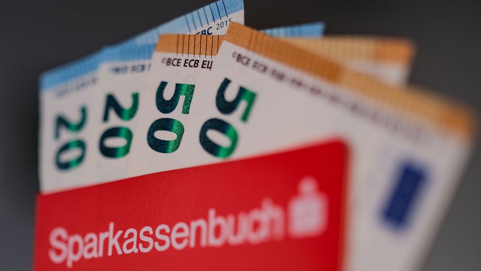Schwach verzinst: Noch immer parken viele Deutsche ein Großteil ihrer liquiden Mittel auf schlecht verzinsten Konten und Sparbüchern