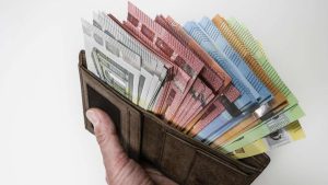 Why Normalverdiener Stay Silent: The Invisible Majority in Germany’s Online Finance Discussions