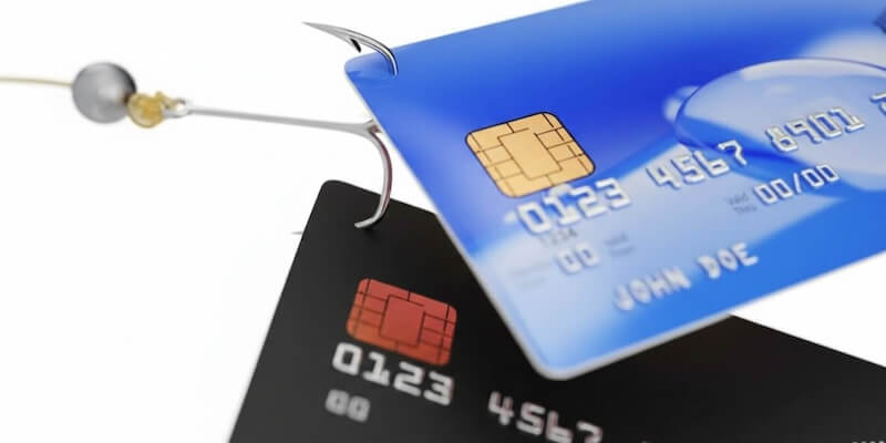 Schwarze und blaue Kreditkarte am Haken - Symbol- und Artikelbild für easybank oder DKB Kreditkarte Vergleich