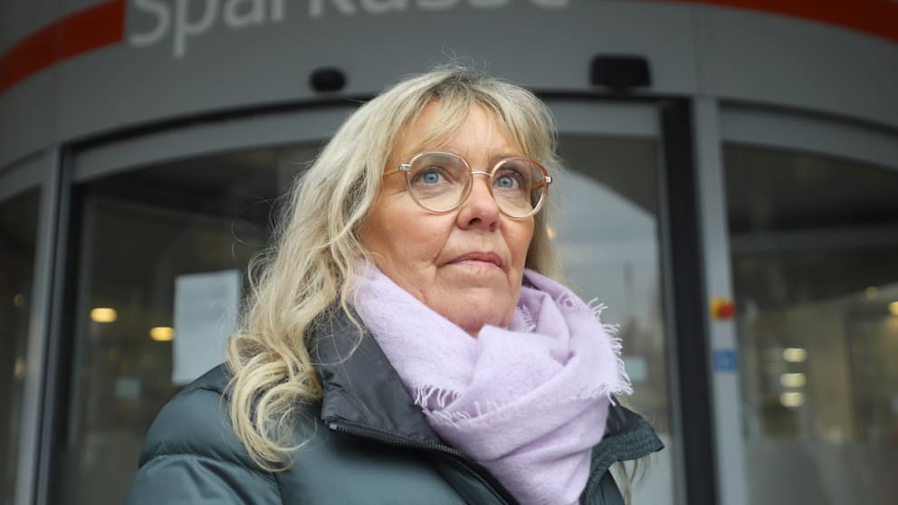 Astrid Kaiser (57) stands before the Sparkasse Gelsenkirchen-Buer where she stored gold in a safe deposit box