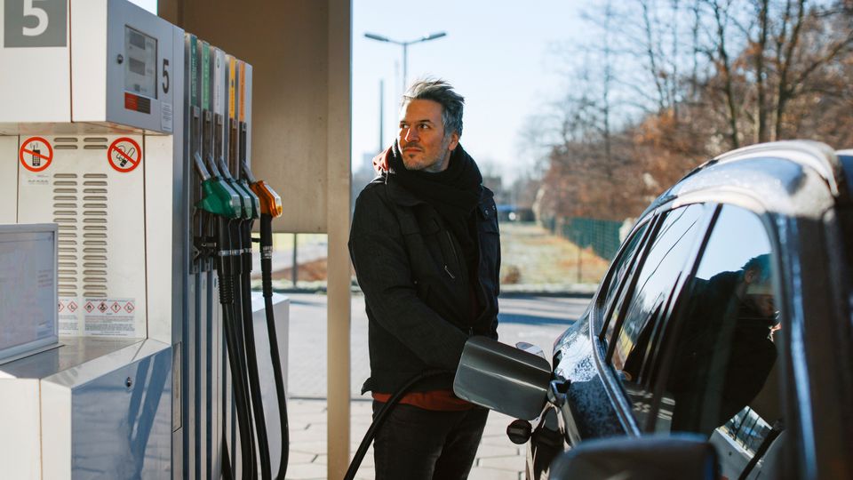 Autofahrer tankt Diesel: Andere Preistreiber schlagen umso härter zu