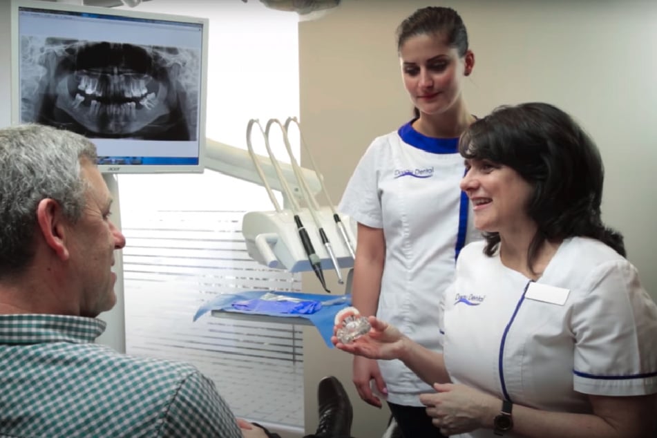 Dr. Györgyi Kovács,  Spezialistin für Zahnästhetik, Protetik und Parodontologie (r.u.).