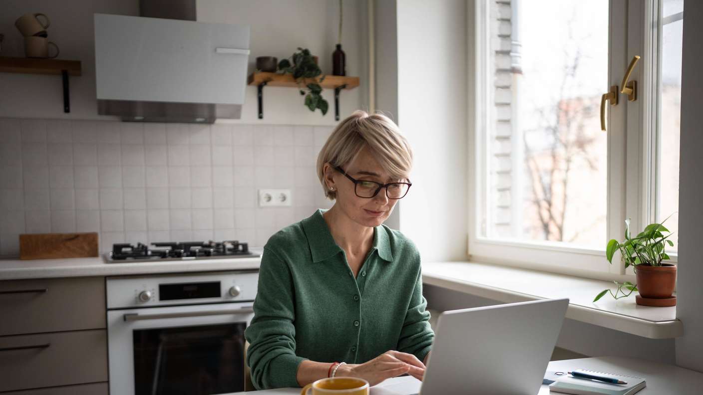 Frau mittleren Alters im Homeoffice