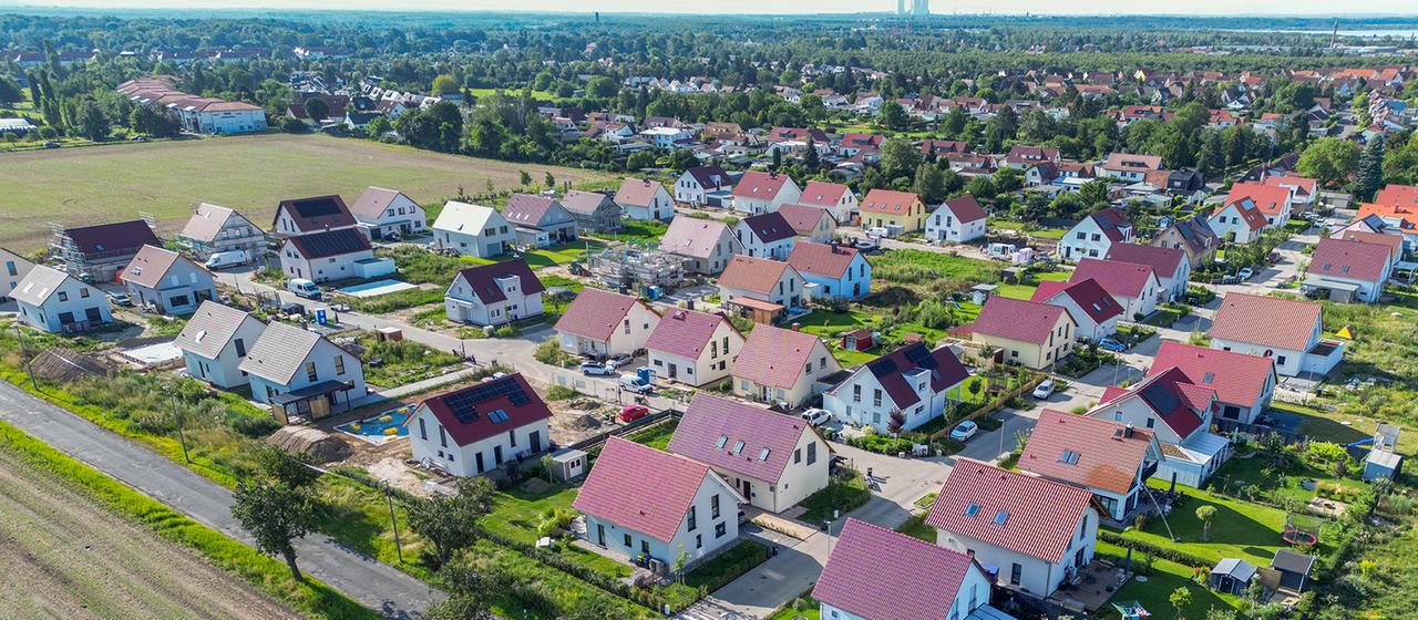 Neue Einfamilienhäuser stehen zwischen Feldern am südwestlichen Stadtrand von Leipzig