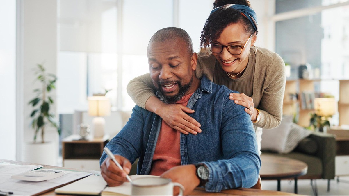 Austrian couple comparing mortgage offers