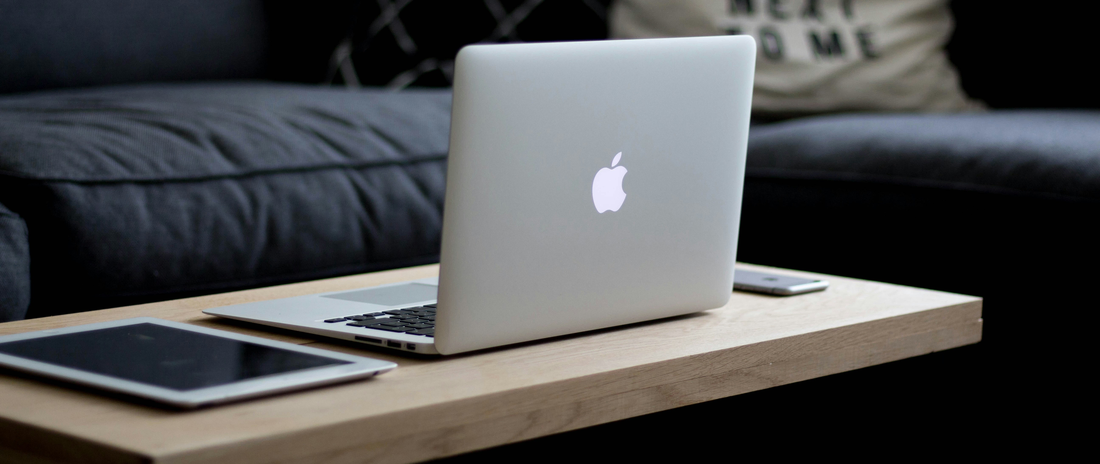 Ein MacBook steht symbolisch für Laptops, die man von der Steuer absetzen kann.