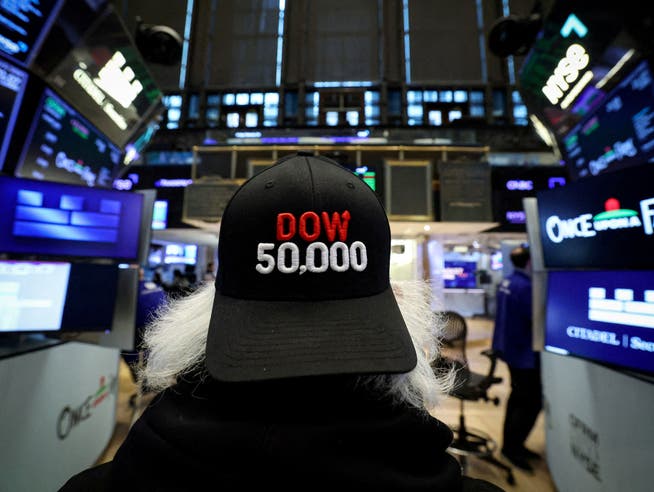 Börsenhändler feiern den neuen Rekordstand der amerikanischen Börse: Am 6. Februar hat der Dow-Jones-Index erstmals die Marke von 50 000 Punkten übersprungen.