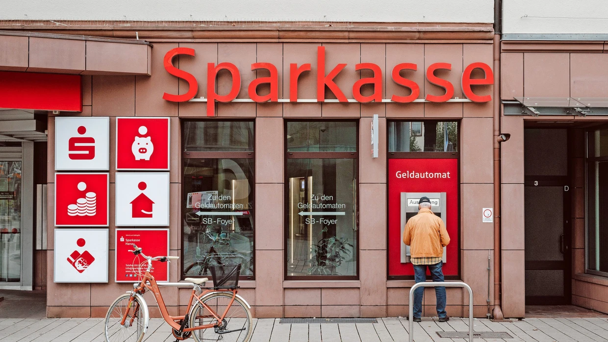 Sparkasse's S-Broker enters the low-cost trading arena with higher fees and a clunky app. We analyze whether the traditional bank's offering can truly compete with Trade Republic and Scalable Capital.