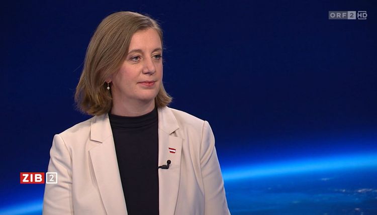 ÖVP-Finanzstaatssekretärin Barbara Eibinger-Miedl sitzt im Studio der ZiB 2.