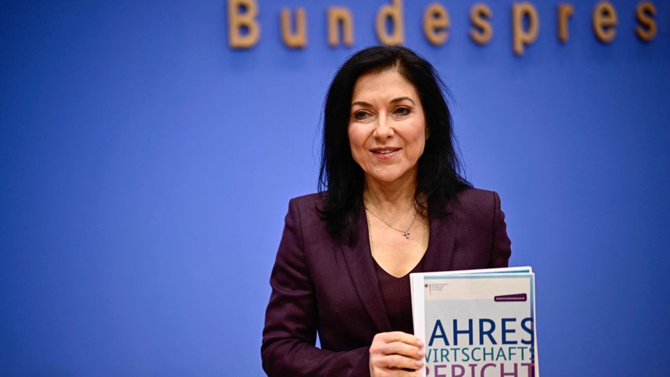 Schuldenfinanzierter Mini-Aufschwung: Bundeswirtschaftsministerin Katherina Reiche präsentiert den Jahreswirtschaftsbericht