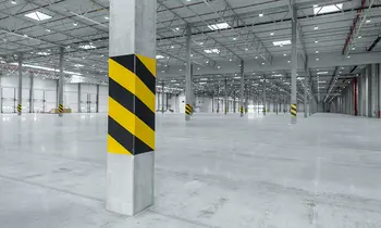 Große leere Industriehalle mit Betonboden