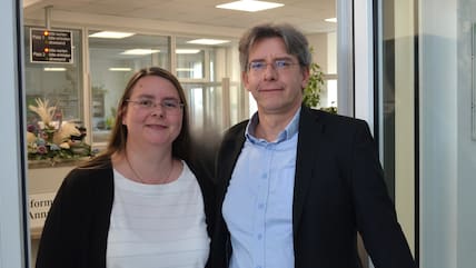 Sie sind das Führungsduo des Finanzamtes Hoyerswerda: Amtsleiter Alexander Schulze (r.) und seine ständige Vertreterin Dana Petermann.