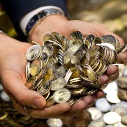 Symbolbild: Zwei Hände voller Euro-Münzen