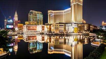 Ouvert en 2006 à Macao, le Grand Emperor Hotel avait fait incruster des dizaines de lingots d'or d'un kilo dans le sol de son hall d'entrée