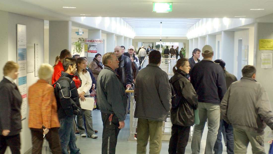 Schlangen in Agentur für Arbeit