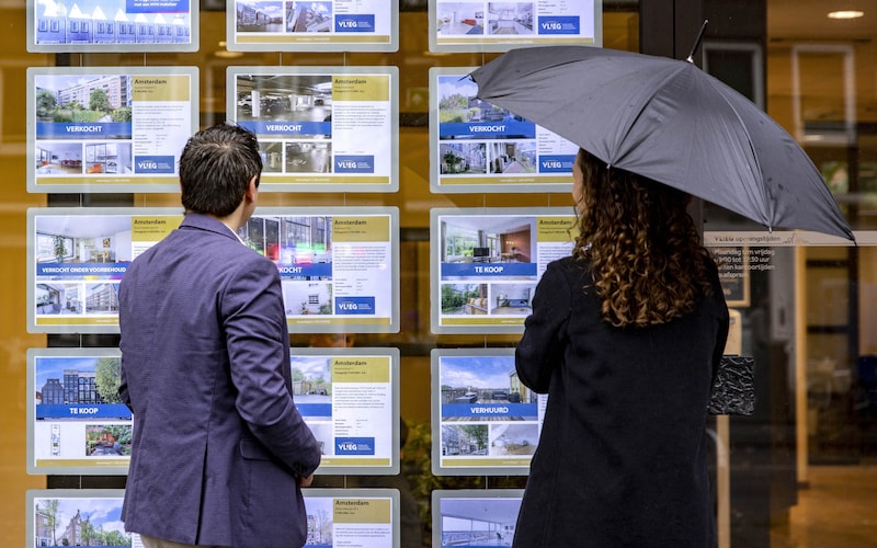 Woningaanbod in een etalage van een makelaarskantoor showing limited availability