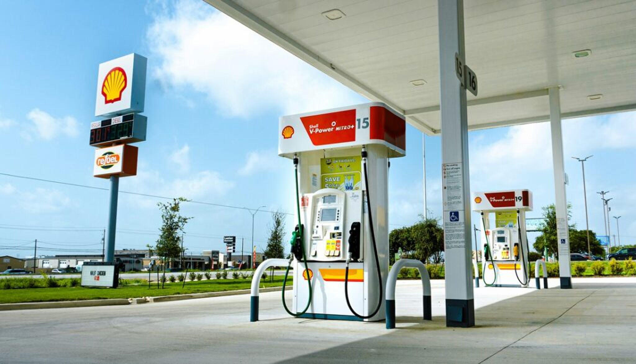 Dutch fuel station showing regional price variations up to €0.53 per liter between provinces