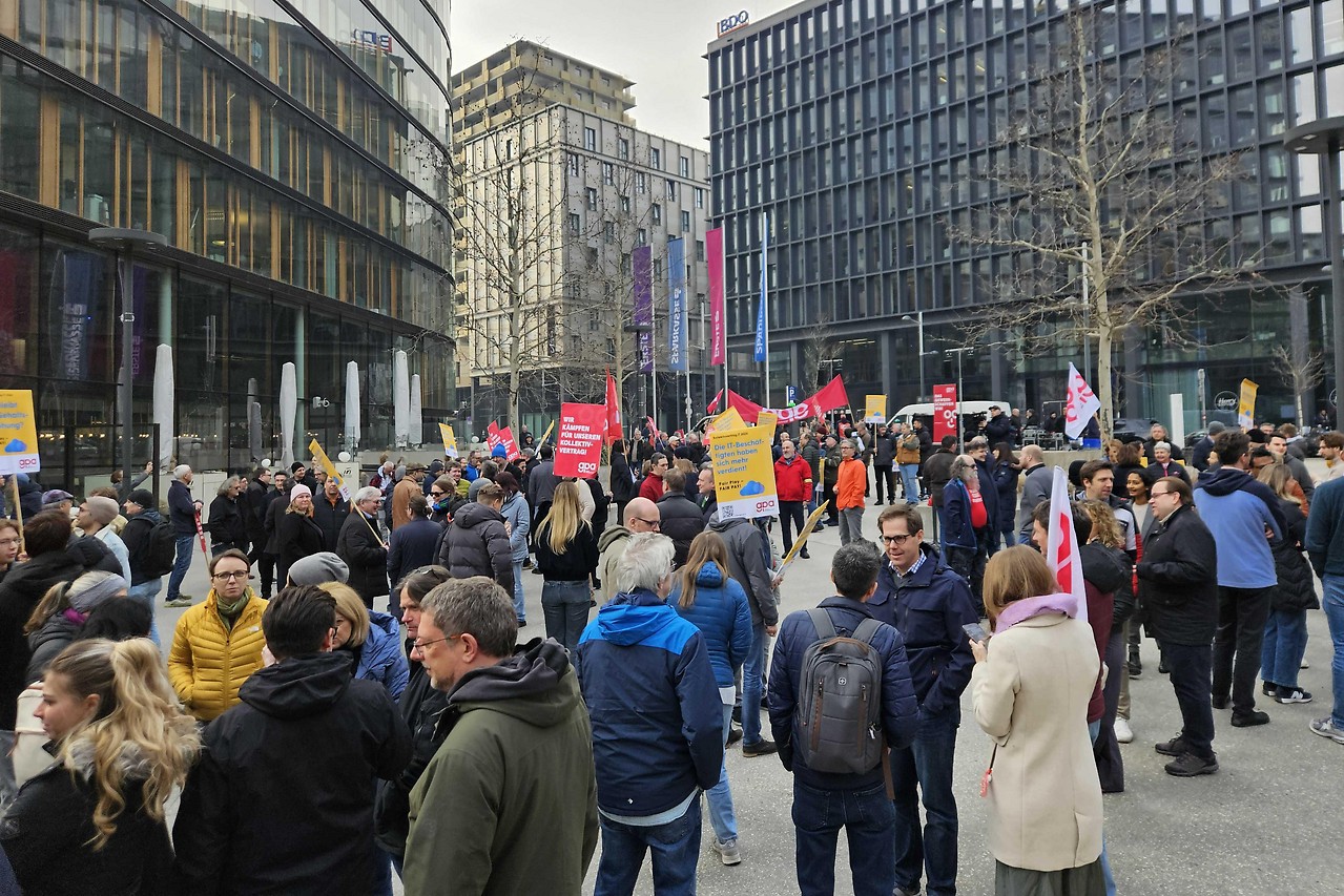 IT professionals participating in a warning strike at Erste Campus during collective bargaining negotiations