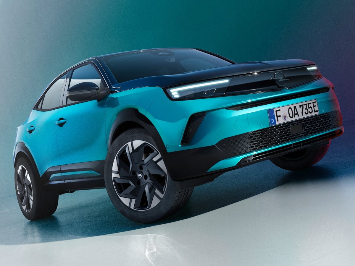 German electric car dealers presenting leasing options to customers