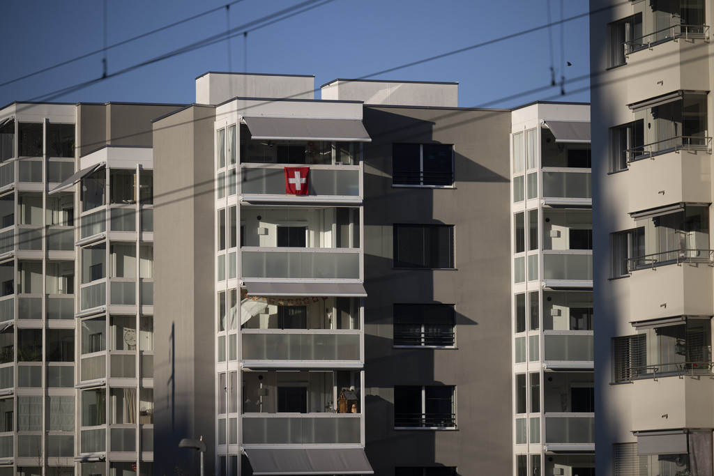 Mietwohnungen in Wohnblöcken in Chur mit Schweizer Flagge am Balkon, aufgenommen nach Senkung des Referenzzinssatzes auf 1,5 Prozent.