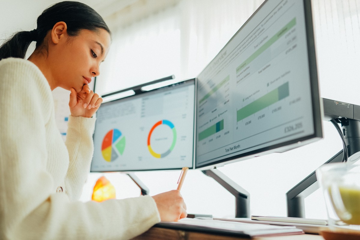 Person vergleicht ETF-Factsheets auf Bildschirm