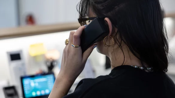 Die allermeisten Frauen verdienen in Partnerschaften weniger als der Mann (Archivbild) - © Hannes P Albert/dpa