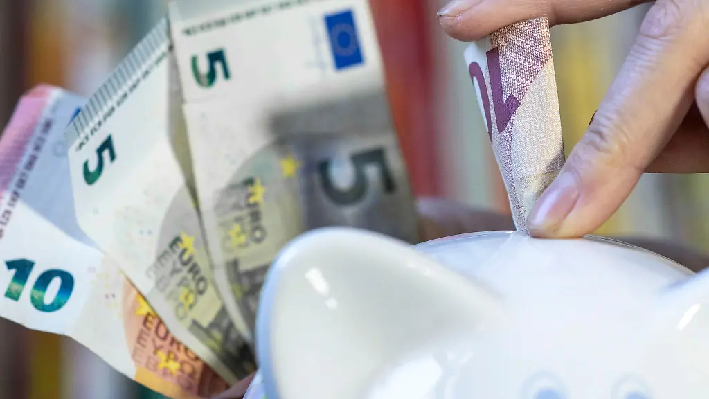 Multiple Germans unable to build emergency funds - visualization of savings statistics